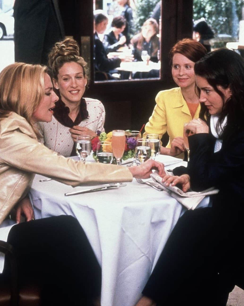 ELLE UKのインスタグラム：「‘Whether I’ve had a cr*p day at work and need to rant, or simply meeting up with friends I haven’t seen for weeks, those dinners always have the power to lift my spirits.’ Taylor Swift knows it. So too do Carrie & co. Journalist Isabelle Aron muses on the life-long wonder of a simple supper shared among friends, at the link in our bio.  Read more at the link in our bio.」