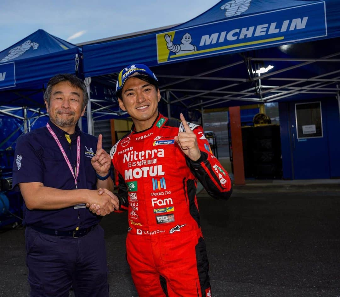 千代勝正さんのインスタグラム写真 - (千代勝正Instagram)「2023 AUTOBACS SUPER GT Round8　MOTEGI GT 300km RACE GRAND FINAL  予選：ポールポジション  チームの調整力とミツの的確なフィードバックにも助けられ、500デビューから共に戦ってきたミシュランの皆様と共に、今日は良い仕事ができました。  これがミシュランタイヤ最後のアタックと思うと寂しいですが、最後にタイヤの性能を最大限発揮できて良かったです。  明日ももう一仕事、頑張ります！  #Niterra #MOTUL #Z #NDDPRacing #MICHELIN #NISSAN #nismo #ニテラ #モチュール #日産 #ニスモ #千代勝正  #高星明誠 #SUPERGT #スーパーGT」11月4日 22時44分 - chiyokatsumasa