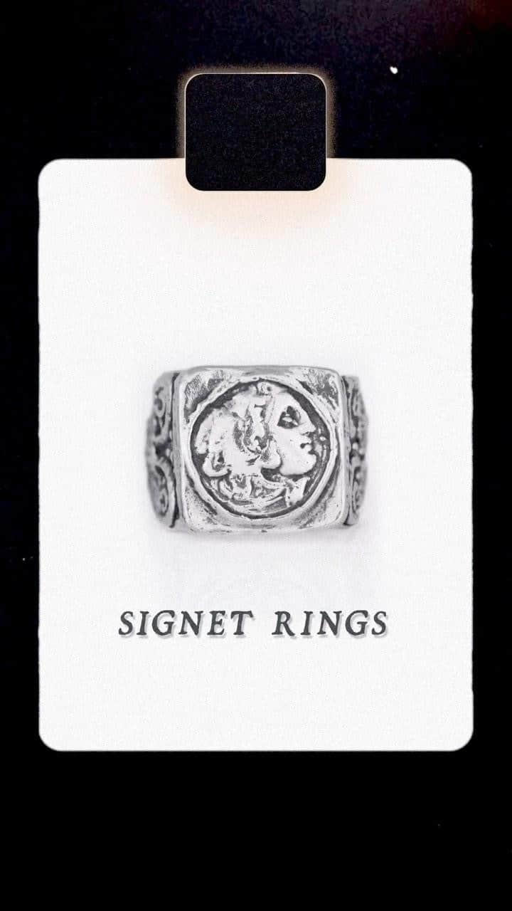 アレックスストリーターのインスタグラム：「Signet rings - once the dominion of kings, now in the palm of your hands...  Looking for a truly unique gift this holiday season?  Create a one-of-a-kind piece by customizing one of our classic signet rings with the graphic of your choice.  Choose your favorite sigil, symbol or intial and for a modest fee, we’ll engrave your ring in time for the holiday season.  Please note that the final day to place a holiday order for engraving or stone add-ons is November 10th.   To request a custom signet ring or any of our classic signets in solid gold, please contact Lily@AlexStreeter.com」