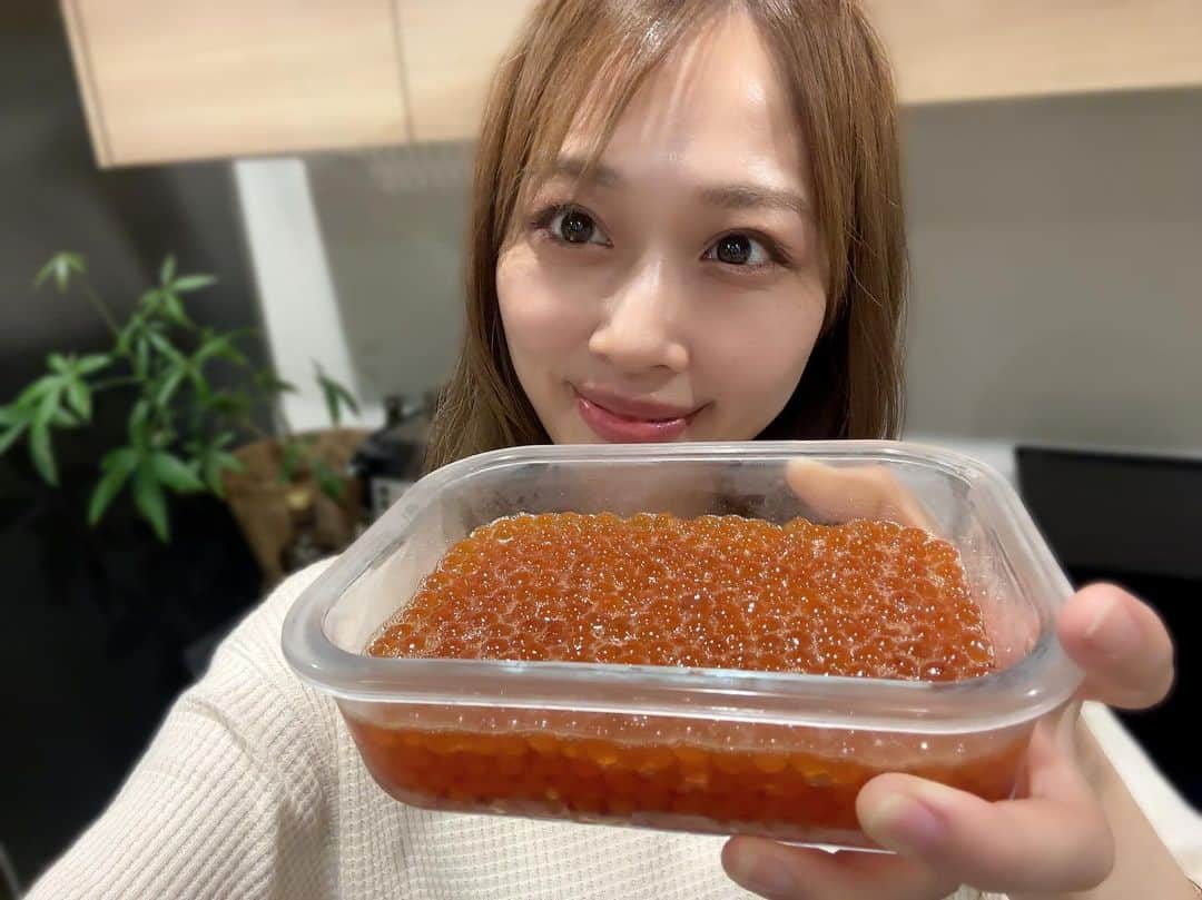 yurikaのインスタグラム：「🧡Ikura🍣 * 今年もこの季節になりました🤤 今年で３回目の手作りいくら漬け🧡 ３回目となるとさささーっとできるようになってました✨(息子氏かまちょ発動中でしたが🤣笑) * 去年は妊婦で食べれなかったのに産後の楽しみとして作ってたの懐かしい🥹✨ 今年はすぐ食べたくて数時間で食べました🤤それでも美味しかった🧡✨残りは一日漬けたけど、やっぱり味がしっかり浸かってる感じがするな！ どちらにせよ自分好みの味付けで漬けられるからめちゃくちゃ美味しい！！ これからも毎年やりたい😚 息子くんともいつか一緒に食べたいな☺️🧡 * * #いくら #いくらの醤油漬け #手作りいくら #手作りいくらの醤油漬け #ikura #秋の味覚 #秋 #🍣 #いくら好き」