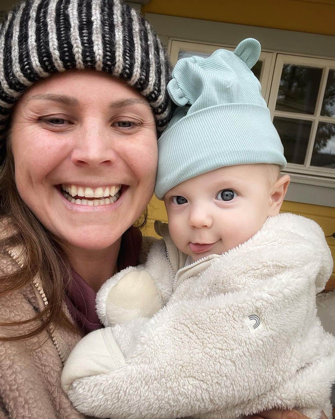 レイチェル・ブレイセンのインスタグラム：「It’s time to trade these hats for sunglasses and let Bear dip his paws in the ocean for the very first time! Maldives here we come!!!😌🏝️🐠☀️🌺 #bearsfirstflight #maldives #vacation #BrathenClan #familytrip」
