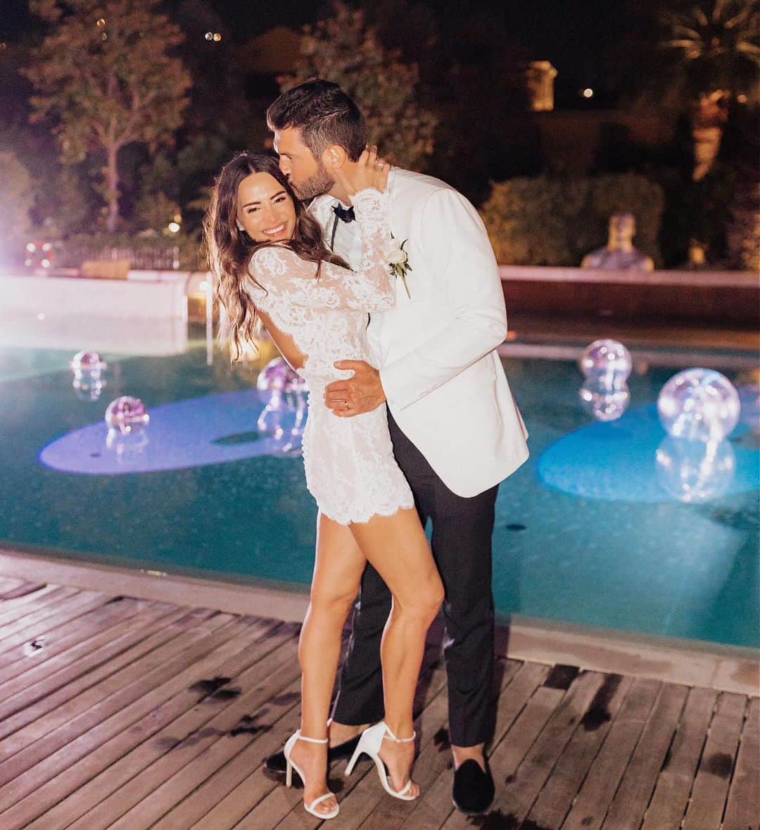 アンディ・ドーフマンのインスタグラム：「5 months of married life in, and my only regret is that I didn’t find you sooner @blaineh86 ❤️」