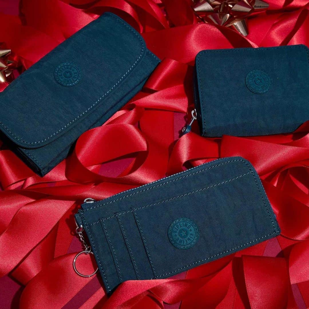 キプリングのインスタグラム：「Give the gift of the perfect wallet in Cosmic Emerald this holiday season!  #AllThingsMerry #NeverWithoutMyKipling #LiveLight #HolidaySeason」