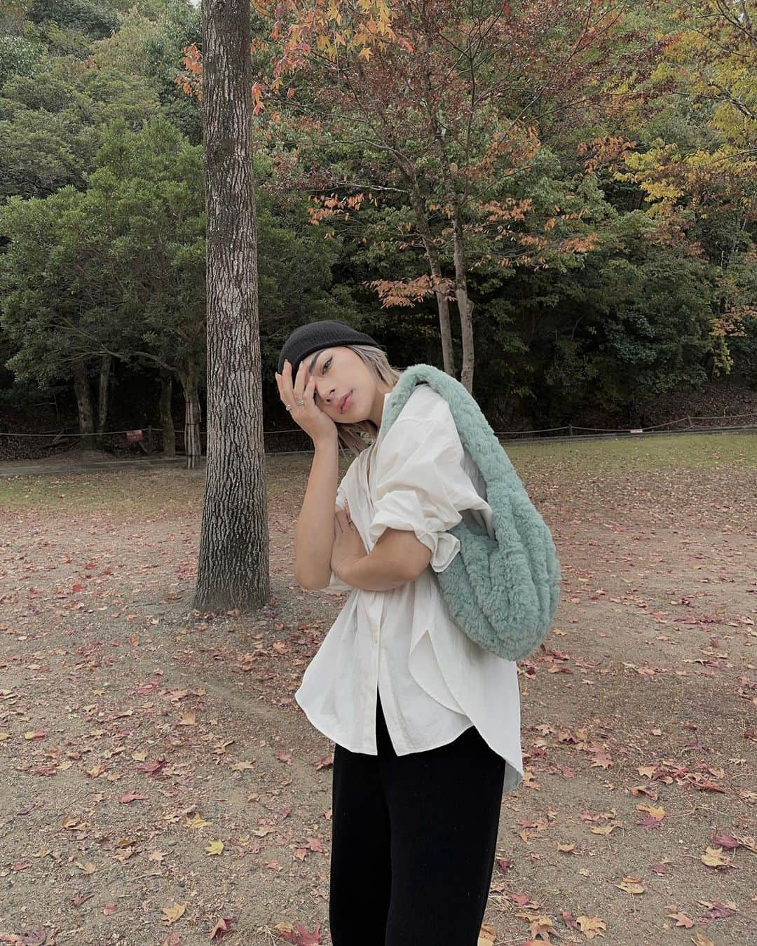 suzuka noseさんのインスタグラム写真 - (suzuka noseInstagram)「. おうちから少し遠いけど 遊具充実な巨大公園見つけた⛲️🖤  母は相変わらず公園アレルギーだから 公園に行くときは心を無にするって決めてる🤜🏻‪‪🤛🏻  shirt @twomel_official  bag @amaterasjapan   #のせ服 #momslook #ママコーデ #宝ヶ池公園」11月4日 22時51分 - suzukatochimoto