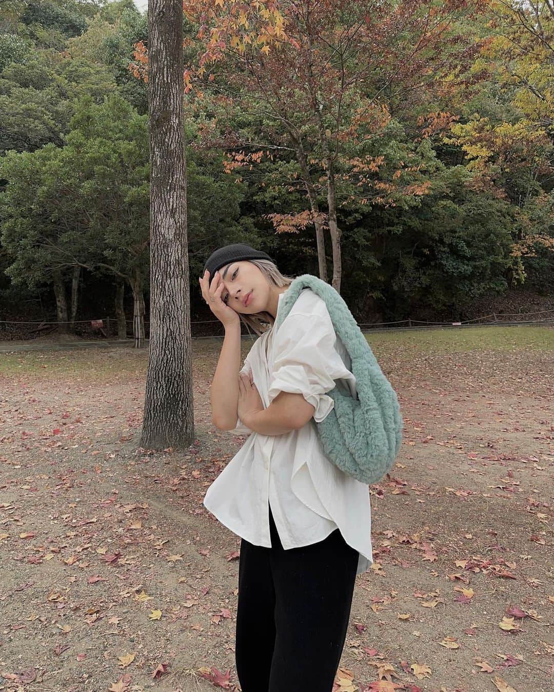 suzuka noseのインスタグラム：「. おうちから少し遠いけど 遊具充実な巨大公園見つけた⛲️🖤  母は相変わらず公園アレルギーだから 公園に行くときは心を無にするって決めてる🤜🏻‪‪🤛🏻  shirt @twomel_official  bag @amaterasjapan   #のせ服 #momslook #ママコーデ #宝ヶ池公園」
