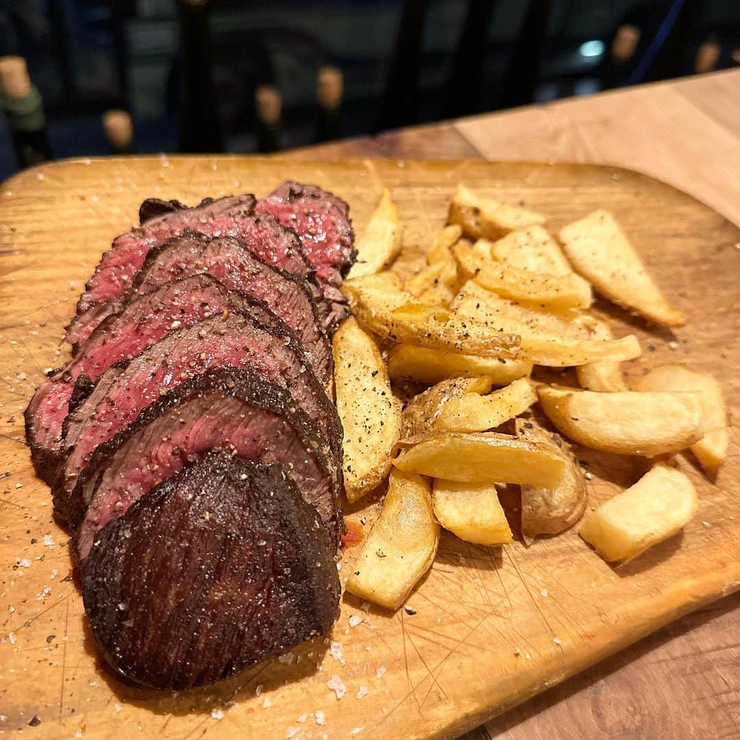 ベリッシモ・フランチェスコのインスタグラム：「Buonasera my friends! Delicious Aged Beef time at Le 14e, Kyoto 🥩🍷 激うま熟成肉を頂きました！感謝😋 Carne frollata a gogo col vinello di rito… a Kyoto😂👍  #ベリッシモ #料理研究家ベリッシモ #イタリア料理研究家 #イタリア料理研究家ベリッシモフランチェスコ #le14e #ルキャトーズィエム #熟成肉 #carnefrollata #agedbeef #dryagedbeef #agingbeef #京都グルメ #kyotofood #kyoto #kyotogram #food #foodporn #foodblogger #foodie #foodlover #chef #cheflife #japantravel #luxurylifestyle #luxurydinner #フレンチ #イタリアン #フランス料理 #お洒落 #enjoy」