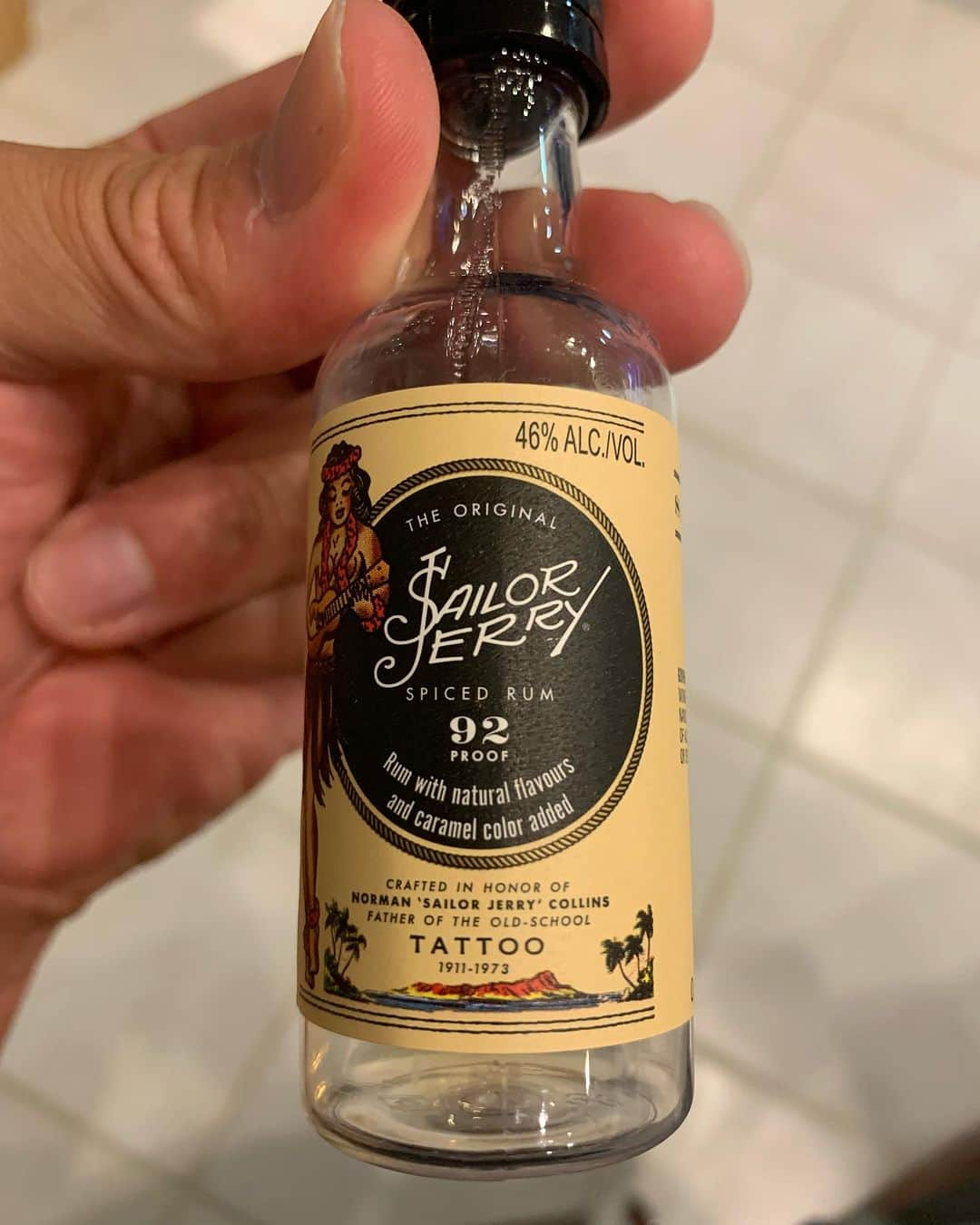 上原浩治さんのインスタグラム写真 - (上原浩治Instagram)「飲みながらスポーツ観戦は最高🤩  最近はワールドシリーズ🇺🇸…日本シリーズ🇯🇵⚾️  そして週末はアメフト🏈🇺🇸  (YouTubeで良いとこどりのやつを見てる😊)  日曜日ってお客さんが1番テレビ📺を見ると思うんですが、ワールドシリーズは移動日にしてることが多い…(アメフトがあるから🤔)  皆さんは、どんな感じでスポーツ観戦します？ 現地に行く派？　テレビで応援派？　結果だけを見る派？　いろいろですね🤓  #スポーツ　#野球　#アメリカンフットボール  #バスケ　#アイスホッケー　#🇯🇵 #🇺🇸 #⚾️ #🏈　#🏀　#🏒　#vodka  #rum  #🍷　#ワイン　#日本酒  @koji19ueharaのフォローをお願いします  #上原浩治の雑談魂の登録を   http://www.koji-uehara.netにコメントを」11月4日 22時53分 - koji19uehara