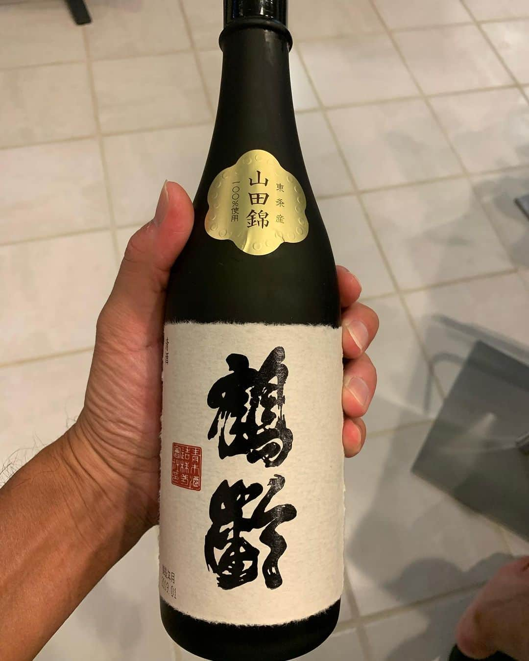 上原浩治さんのインスタグラム写真 - (上原浩治Instagram)「飲みながらスポーツ観戦は最高🤩  最近はワールドシリーズ🇺🇸…日本シリーズ🇯🇵⚾️  そして週末はアメフト🏈🇺🇸  (YouTubeで良いとこどりのやつを見てる😊)  日曜日ってお客さんが1番テレビ📺を見ると思うんですが、ワールドシリーズは移動日にしてることが多い…(アメフトがあるから🤔)  皆さんは、どんな感じでスポーツ観戦します？ 現地に行く派？　テレビで応援派？　結果だけを見る派？　いろいろですね🤓  #スポーツ　#野球　#アメリカンフットボール  #バスケ　#アイスホッケー　#🇯🇵 #🇺🇸 #⚾️ #🏈　#🏀　#🏒　#vodka  #rum  #🍷　#ワイン　#日本酒  @koji19ueharaのフォローをお願いします  #上原浩治の雑談魂の登録を   http://www.koji-uehara.netにコメントを」11月4日 22時53分 - koji19uehara