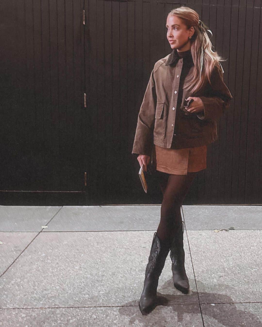 Cara Van Brocklinさんのインスタグラム写真 - (Cara Van BrocklinInstagram)「Last night…what’s your favorite broadway show in NYC? I haven’t seen a ton, but I’ve seen a few and decided the boys needed to see Wicked, and it did not disappoint! And i documented my cute look of course 🫶🏻 https://liketk.it/4mNPD」11月4日 22時55分 - caraloren