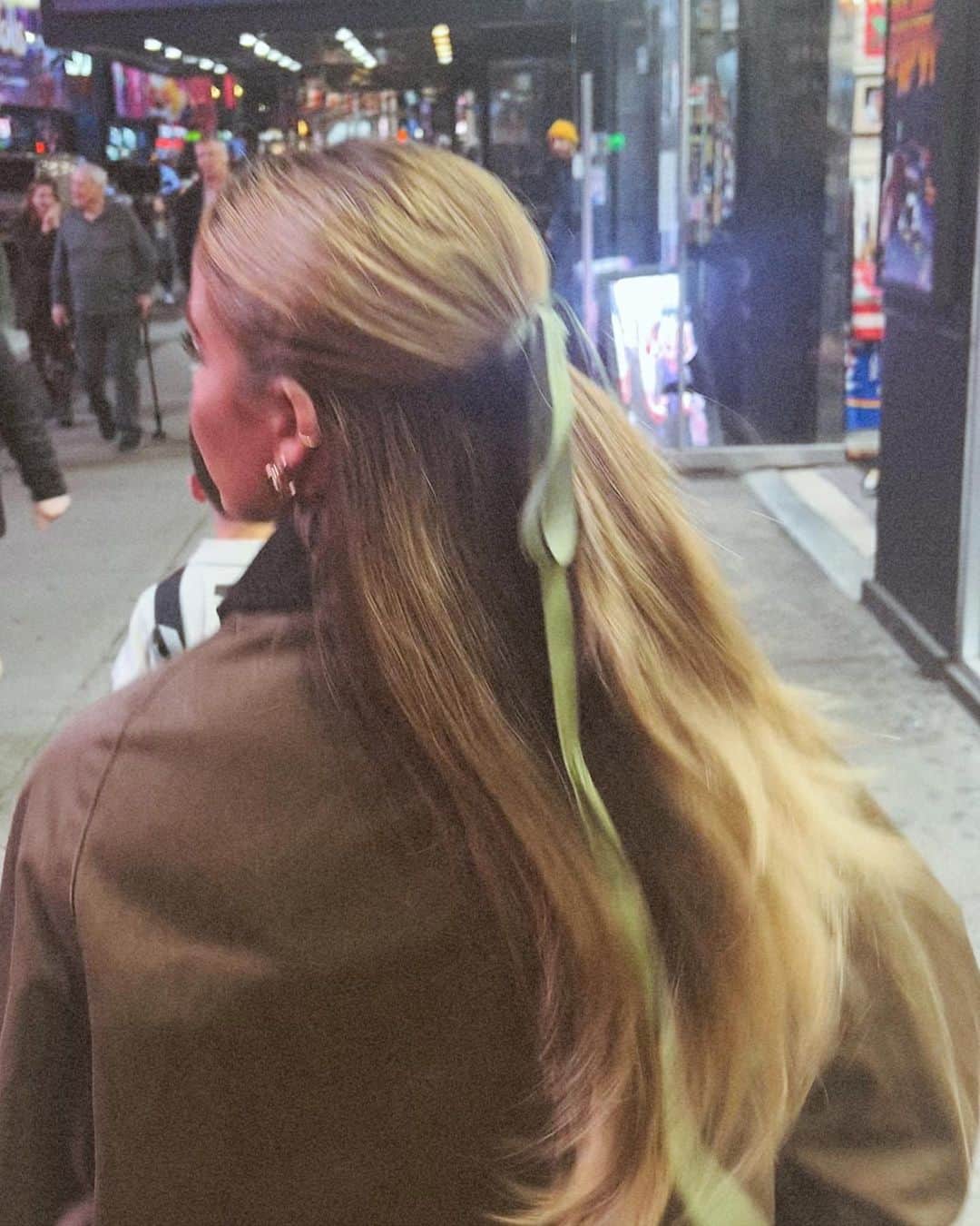 Cara Van Brocklinさんのインスタグラム写真 - (Cara Van BrocklinInstagram)「Last night…what’s your favorite broadway show in NYC? I haven’t seen a ton, but I’ve seen a few and decided the boys needed to see Wicked, and it did not disappoint! And i documented my cute look of course 🫶🏻 https://liketk.it/4mNPD」11月4日 22時55分 - caraloren