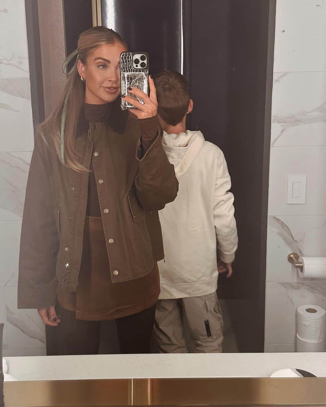Cara Van Brocklinさんのインスタグラム写真 - (Cara Van BrocklinInstagram)「Last night…what’s your favorite broadway show in NYC? I haven’t seen a ton, but I’ve seen a few and decided the boys needed to see Wicked, and it did not disappoint! And i documented my cute look of course 🫶🏻 https://liketk.it/4mNPD」11月4日 22時55分 - caraloren
