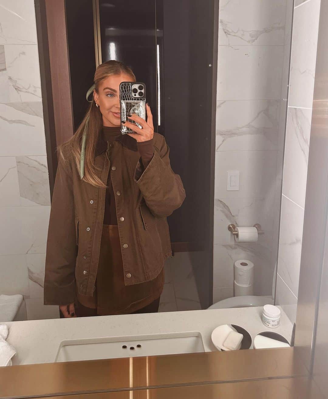 Cara Van Brocklinさんのインスタグラム写真 - (Cara Van BrocklinInstagram)「Last night…what’s your favorite broadway show in NYC? I haven’t seen a ton, but I’ve seen a few and decided the boys needed to see Wicked, and it did not disappoint! And i documented my cute look of course 🫶🏻 https://liketk.it/4mNPD」11月4日 22時55分 - caraloren