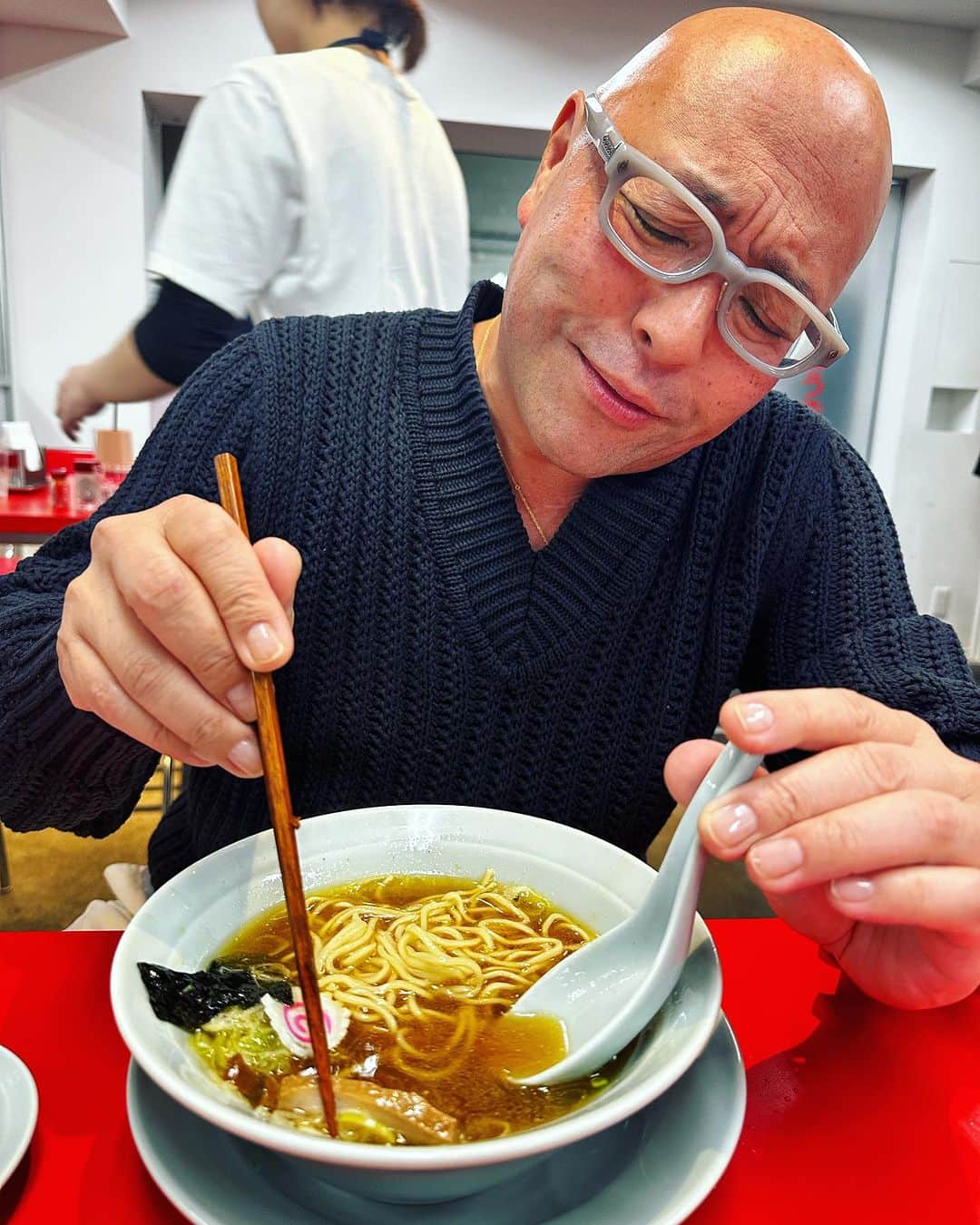 マッコイ斉藤のインスタグラム：「俺の前で美味しそうにラーメンを食べる人がいました。良かったです嬉しいそうで！」