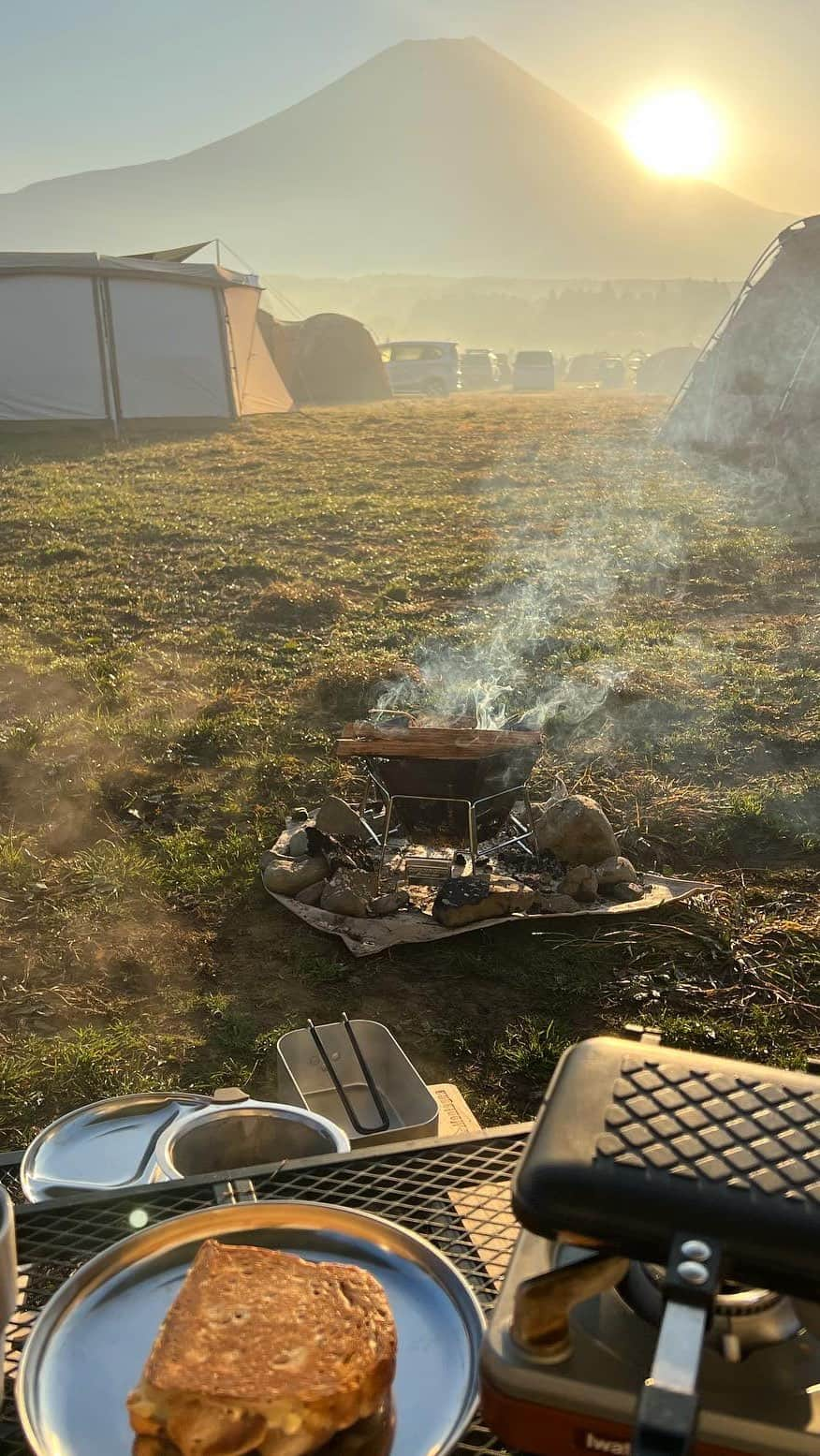 山内一世のインスタグラム：「初心者 #キャンプ飯 もなんとか🦦 格別の景色がなにより美味しさをプラスしてくれた🗻🤍  #ふもとっぱら #camp」