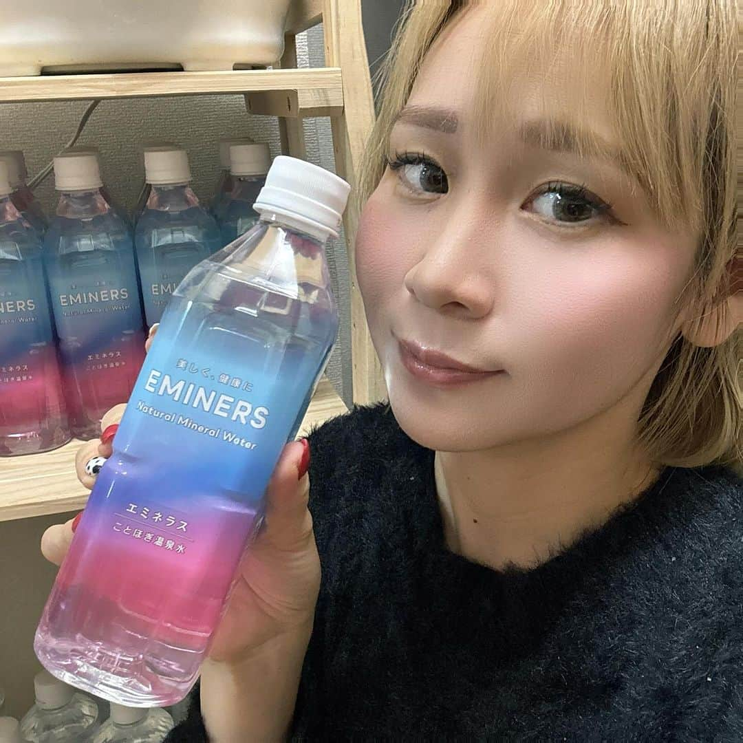 Arisa Nanaseさんのインスタグラム写真 - (Arisa NanaseInstagram)「Q.普段1番よく飲むのは？→水！っていう方に💌  私が最近飲んでるのはこちら💁‍♀️ 世界トップクラスのシェフとソムリエが認めた温泉水といわれるEMINERSです❤️最近こればっかり飲んでます💎水飲む量も増えたかも！？ 可愛いし飲みやすい！っていうのその理由👌  今話題の注目ミネラル成分　「炭酸水素イオン」の含有量が豊富なミネラルウォーターです✨ しかも、私が好きで飲み続けているシリカも入ってる！😍😍😍  味も飲みやすくてびっくりしました。食事の時も、仕事中もよく飲んでいます❤️ ミネラルが豊富ながらも、 軟水に分類されるのでまろやかな味わいとなってるそうです。  パッケージも可愛いし、youtube撮る時に多分机の上に置いてあるの映るから気になる人も出てくるかな？  現在、初回限定キャンペーン中みたいなので、 気になった方は見てみてね👀 https://eminers.jp/ #PR #エミネラス #EMINERS #天然温泉水 #抗酸化ミネラルウォーター #飲む美温泉水 @eminers.official」11月4日 22時58分 - arisa.nanase