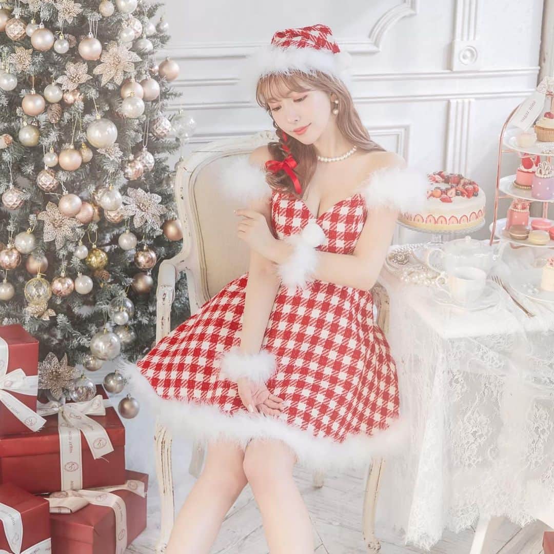 シュガーさんのインスタグラム写真 - (シュガーInstagram)「23’ サンタコス発売スタート🎄💫 三上悠亜×ギンガムサンタ👨❤️‍  今年は韓国っぽ要素たっぷりの “ギンガムサンタ”が流行るらしい🫶💕  毎年クオリティの高いサンタコスを 発売するのはsugarだけ🎄🎁 トレンドサンタは早めに抑えておこ🧸🎈  #サンタコスチューム #コスチューム #サンタクロース #サンタコスプレ #クリスマス #クリスマスイベント #クリスマスパーティー #コスプレ #cosplay #コスプレ通販 #santaclaus #christmas #christmasparty #サンタ買うならシュガー #キャバドレス通販 #キャバ通販 #ドレス通販 #ドレスショップ」11月4日 22時59分 - dress_sugar