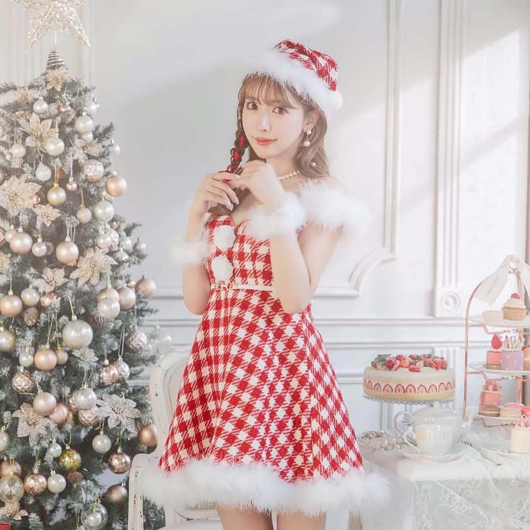 シュガーさんのインスタグラム写真 - (シュガーInstagram)「23’ サンタコス発売スタート🎄💫 三上悠亜×ギンガムサンタ👨❤️‍  今年は韓国っぽ要素たっぷりの “ギンガムサンタ”が流行るらしい🫶💕  毎年クオリティの高いサンタコスを 発売するのはsugarだけ🎄🎁 トレンドサンタは早めに抑えておこ🧸🎈  #サンタコスチューム #コスチューム #サンタクロース #サンタコスプレ #クリスマス #クリスマスイベント #クリスマスパーティー #コスプレ #cosplay #コスプレ通販 #santaclaus #christmas #christmasparty #サンタ買うならシュガー #キャバドレス通販 #キャバ通販 #ドレス通販 #ドレスショップ」11月4日 22時59分 - dress_sugar