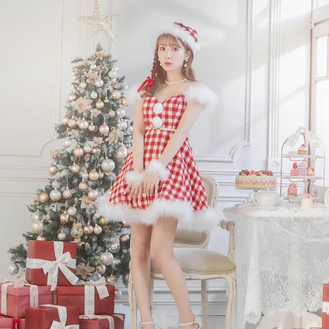 シュガーさんのインスタグラム写真 - (シュガーInstagram)「23’ サンタコス発売スタート🎄💫 三上悠亜×ギンガムサンタ👨❤️‍  今年は韓国っぽ要素たっぷりの “ギンガムサンタ”が流行るらしい🫶💕  毎年クオリティの高いサンタコスを 発売するのはsugarだけ🎄🎁 トレンドサンタは早めに抑えておこ🧸🎈  #サンタコスチューム #コスチューム #サンタクロース #サンタコスプレ #クリスマス #クリスマスイベント #クリスマスパーティー #コスプレ #cosplay #コスプレ通販 #santaclaus #christmas #christmasparty #サンタ買うならシュガー #キャバドレス通販 #キャバ通販 #ドレス通販 #ドレスショップ」11月4日 22時59分 - dress_sugar