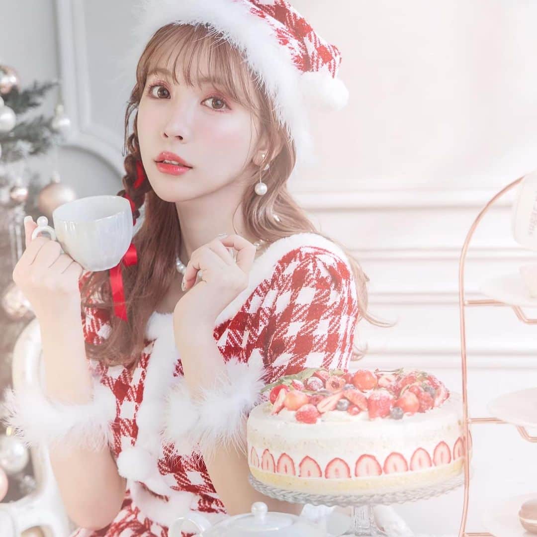 シュガーさんのインスタグラム写真 - (シュガーInstagram)「23’ サンタコス発売スタート🎄💫 三上悠亜×ギンガムサンタ👨❤️‍  今年は韓国っぽ要素たっぷりの “ギンガムサンタ”が流行るらしい🫶💕  毎年クオリティの高いサンタコスを 発売するのはsugarだけ🎄🎁 トレンドサンタは早めに抑えておこ🧸🎈  #サンタコスチューム #コスチューム #サンタクロース #サンタコスプレ #クリスマス #クリスマスイベント #クリスマスパーティー #コスプレ #cosplay #コスプレ通販 #santaclaus #christmas #christmasparty #サンタ買うならシュガー #キャバドレス通販 #キャバ通販 #ドレス通販 #ドレスショップ」11月4日 22時59分 - dress_sugar