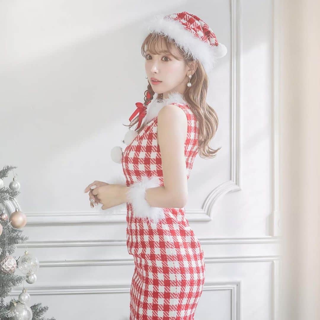 シュガーさんのインスタグラム写真 - (シュガーInstagram)「23’ サンタコス発売スタート🎄💫 三上悠亜×ギンガムサンタ👨❤️‍  今年は韓国っぽ要素たっぷりの “ギンガムサンタ”が流行るらしい🫶💕  毎年クオリティの高いサンタコスを 発売するのはsugarだけ🎄🎁 トレンドサンタは早めに抑えておこ🧸🎈  #サンタコスチューム #コスチューム #サンタクロース #サンタコスプレ #クリスマス #クリスマスイベント #クリスマスパーティー #コスプレ #cosplay #コスプレ通販 #santaclaus #christmas #christmasparty #サンタ買うならシュガー #キャバドレス通販 #キャバ通販 #ドレス通販 #ドレスショップ」11月4日 22時59分 - dress_sugar