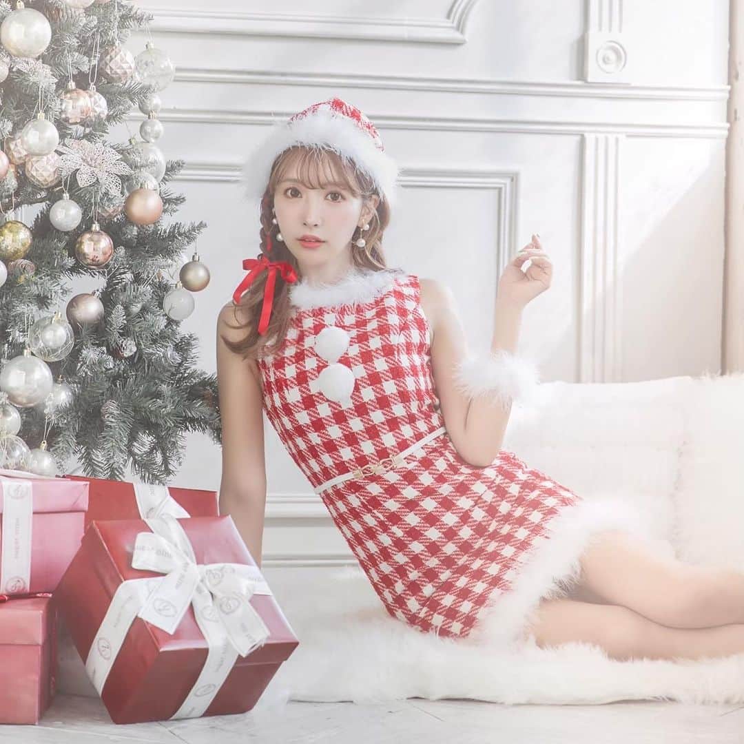 シュガーさんのインスタグラム写真 - (シュガーInstagram)「23’ サンタコス発売スタート🎄💫 三上悠亜×ギンガムサンタ👨❤️‍  今年は韓国っぽ要素たっぷりの “ギンガムサンタ”が流行るらしい🫶💕  毎年クオリティの高いサンタコスを 発売するのはsugarだけ🎄🎁 トレンドサンタは早めに抑えておこ🧸🎈  #サンタコスチューム #コスチューム #サンタクロース #サンタコスプレ #クリスマス #クリスマスイベント #クリスマスパーティー #コスプレ #cosplay #コスプレ通販 #santaclaus #christmas #christmasparty #サンタ買うならシュガー #キャバドレス通販 #キャバ通販 #ドレス通販 #ドレスショップ」11月4日 22時59分 - dress_sugar