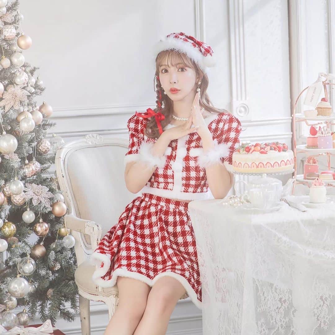 シュガーさんのインスタグラム写真 - (シュガーInstagram)「23’ サンタコス発売スタート🎄💫 三上悠亜×ギンガムサンタ👨❤️‍  今年は韓国っぽ要素たっぷりの “ギンガムサンタ”が流行るらしい🫶💕  毎年クオリティの高いサンタコスを 発売するのはsugarだけ🎄🎁 トレンドサンタは早めに抑えておこ🧸🎈  #サンタコスチューム #コスチューム #サンタクロース #サンタコスプレ #クリスマス #クリスマスイベント #クリスマスパーティー #コスプレ #cosplay #コスプレ通販 #santaclaus #christmas #christmasparty #サンタ買うならシュガー #キャバドレス通販 #キャバ通販 #ドレス通販 #ドレスショップ」11月4日 22時59分 - dress_sugar