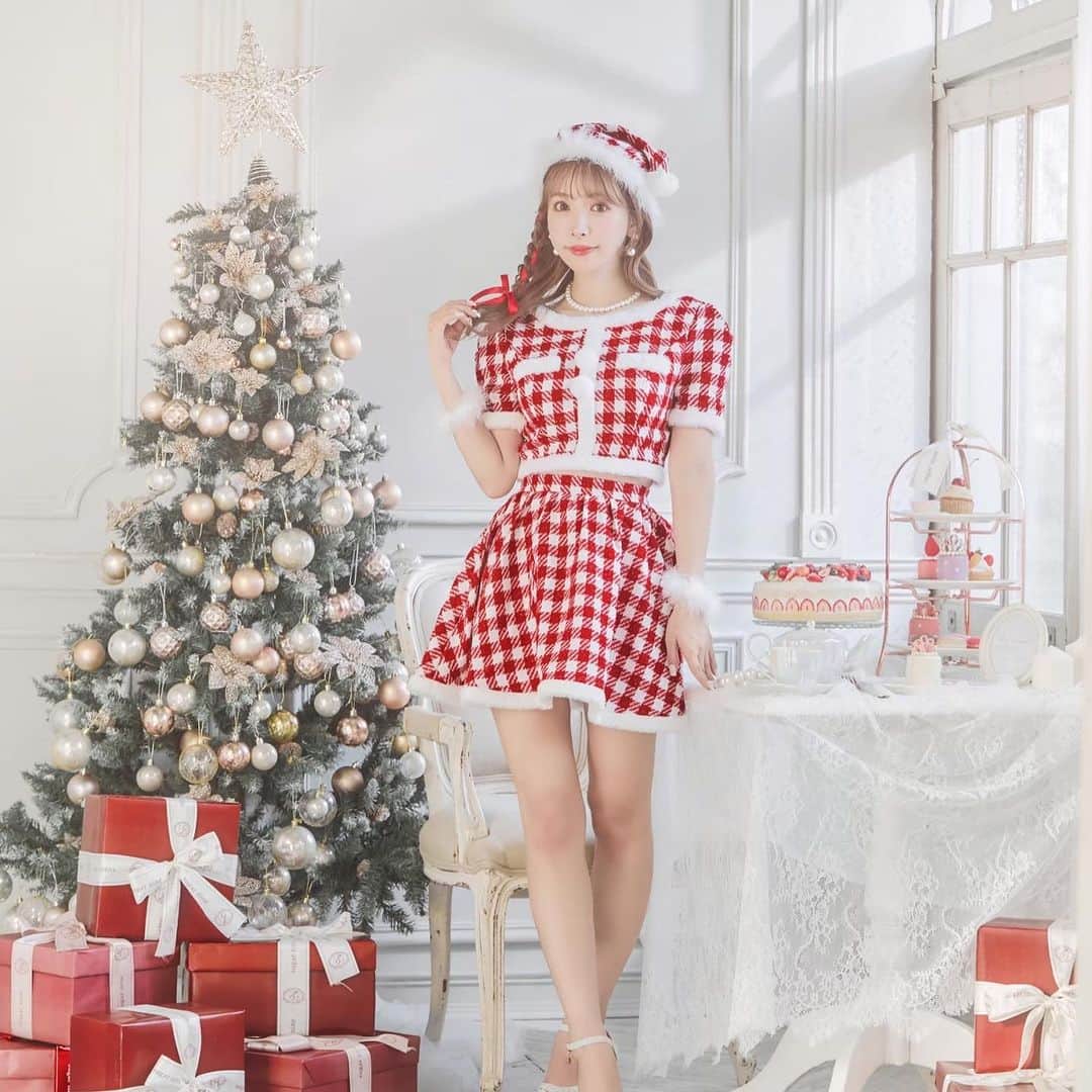シュガーさんのインスタグラム写真 - (シュガーInstagram)「23’ サンタコス発売スタート🎄💫 三上悠亜×ギンガムサンタ👨❤️‍  今年は韓国っぽ要素たっぷりの “ギンガムサンタ”が流行るらしい🫶💕  毎年クオリティの高いサンタコスを 発売するのはsugarだけ🎄🎁 トレンドサンタは早めに抑えておこ🧸🎈  #サンタコスチューム #コスチューム #サンタクロース #サンタコスプレ #クリスマス #クリスマスイベント #クリスマスパーティー #コスプレ #cosplay #コスプレ通販 #santaclaus #christmas #christmasparty #サンタ買うならシュガー #キャバドレス通販 #キャバ通販 #ドレス通販 #ドレスショップ」11月4日 22時59分 - dress_sugar