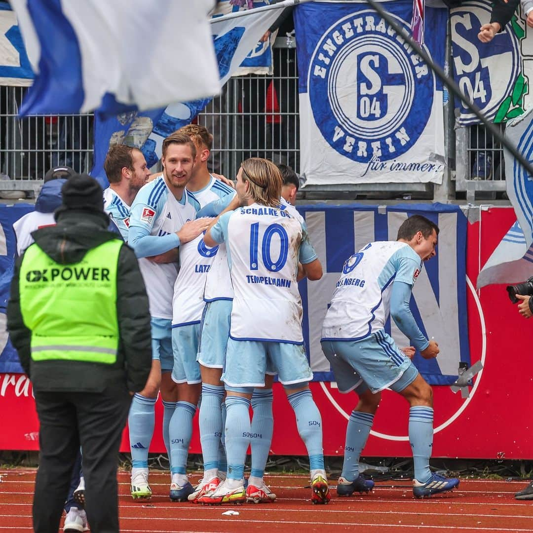 シャルケ04さんのインスタグラム写真 - (シャルケ04Instagram)「🎯 @dannylatza mit dem 2:1-Siegtreffer! JAAA! . . #S04 #Schalke #Knappen #Königsblau #Latza #FCNS04」11月4日 23時00分 - s04