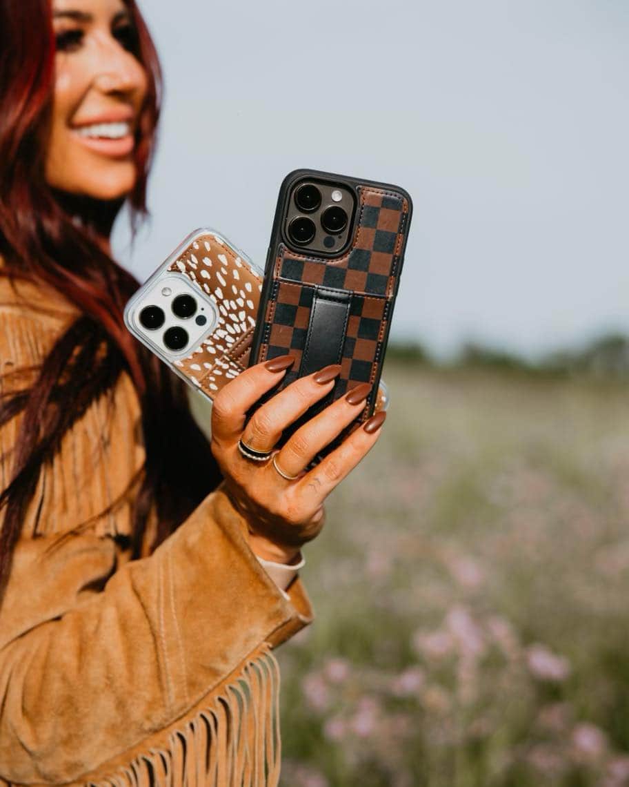 Chelsea Houskaのインスタグラム：「RESTOCK ALERT! We love seeing how much you all love this collab! Restock details below 🖤🤎  CHELSEA CHECK | iPhone 14 Plus & Samsung S23 Ultra HAVE FAWN | iPhone 14 & iPhone 14 Pro @wallicases @aubree.says」