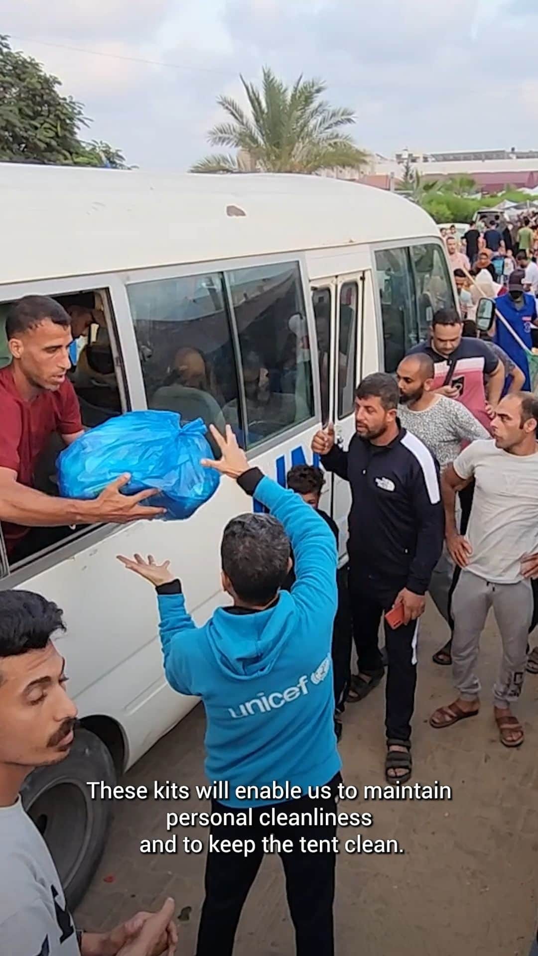 unicefのインスタグラム：「UNICEF recently delivered hygiene kits to displaced families in Khan Younis, Gaza.  But to meet the vast and urgent needs of children and families, we’re calling for unhindered access and safe delivery of aid.」