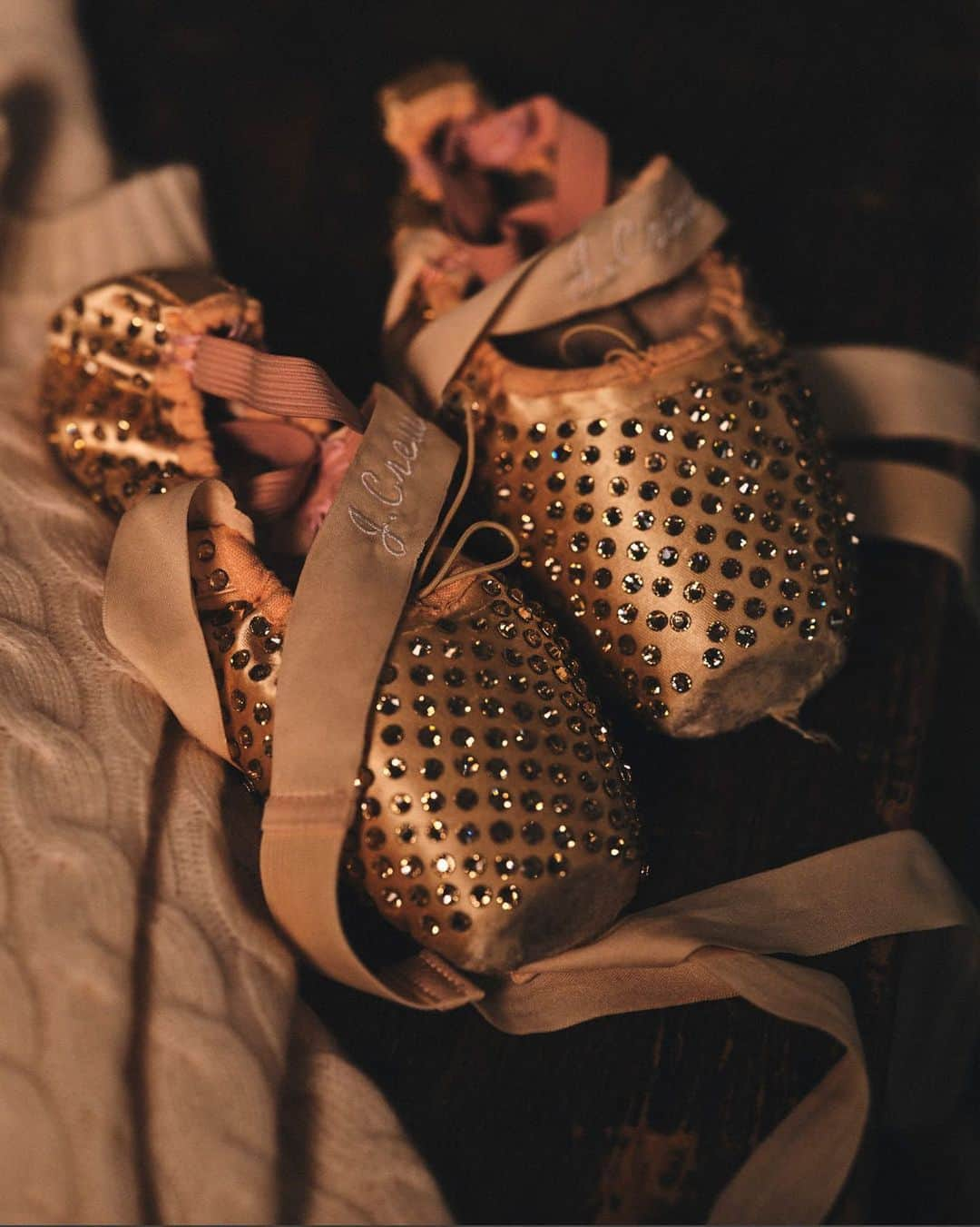 ジェイクルーさんのインスタグラム写真 - (ジェイクルーInstagram)「Behind-the-scenes magic: we customized this pair of pointe shoes with special embellishments and an  embroidered “J.Crew” on the ribbon, for our photoshoot with @nycballet」11月4日 23時02分 - jcrew