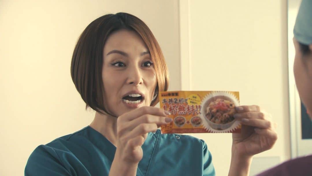DoctorX 大門未知子～　ファンアカウントのインスタグラム：「這一天大門未知子又拿到買二送一的牛肉丼優惠卷，由於晶叔出差不在，所以大門特地找城之內一塊去去吃，為什麼只說找城之內一起去而不是請客呢，因為這麼多年過去大門增長的始終只有年紀和手術技術，荷包仍然那樣瘦薄，連自己的餐費都是免強湊出來的。  餐後兩人併肩一起散步在公園，秋風吹亂了大門的髮絲，城之內貼心隨手將大門的頭髮順至耳後  大門站到城之內面前「我覺得.......心跳加速」，大門一邊說著一邊把臉逼近城之內，而城之內看見大門愈來愈靠近，兩人只剩半個拳頭的距離，突然間~大門朝著城之內的臉上打了一個飽嗝  「噦~~~吃太飽讓我心悸了😂」  城之內拍了拍臉上大門嗝出的牛肉丼氣味，無奈又寵溺地看著走在前頭因為吃了兩碗牛肉丼一臉滿足的大門「嗯~~~果然不能對她有太多期待」😊  (雖然在人家耳邊身邊打嗝這行為很屁孩，但感覺也帶有點親近)」