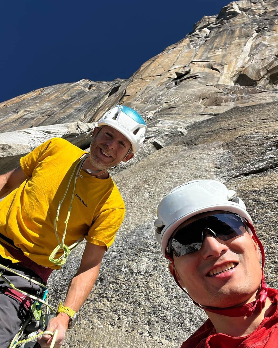 トミー・コールドウェルのインスタグラム：「I have been involved in product design for a lot of companies over the years, but it’s pretty unique to have the CEO of the company be a truly badass adventurer that gets after it right along with the athlete team. It’s no surprise @corosglobal is innovating at an incredible rate these days and making the only tracking device that is truly functional for climbing. @lewiswu_ , I hope you are able to see your climbing  goal to free climb The Freerider through. That was a fun day on El Cap together, and I can’t wait for the new features we talked about. #exploreperfection」