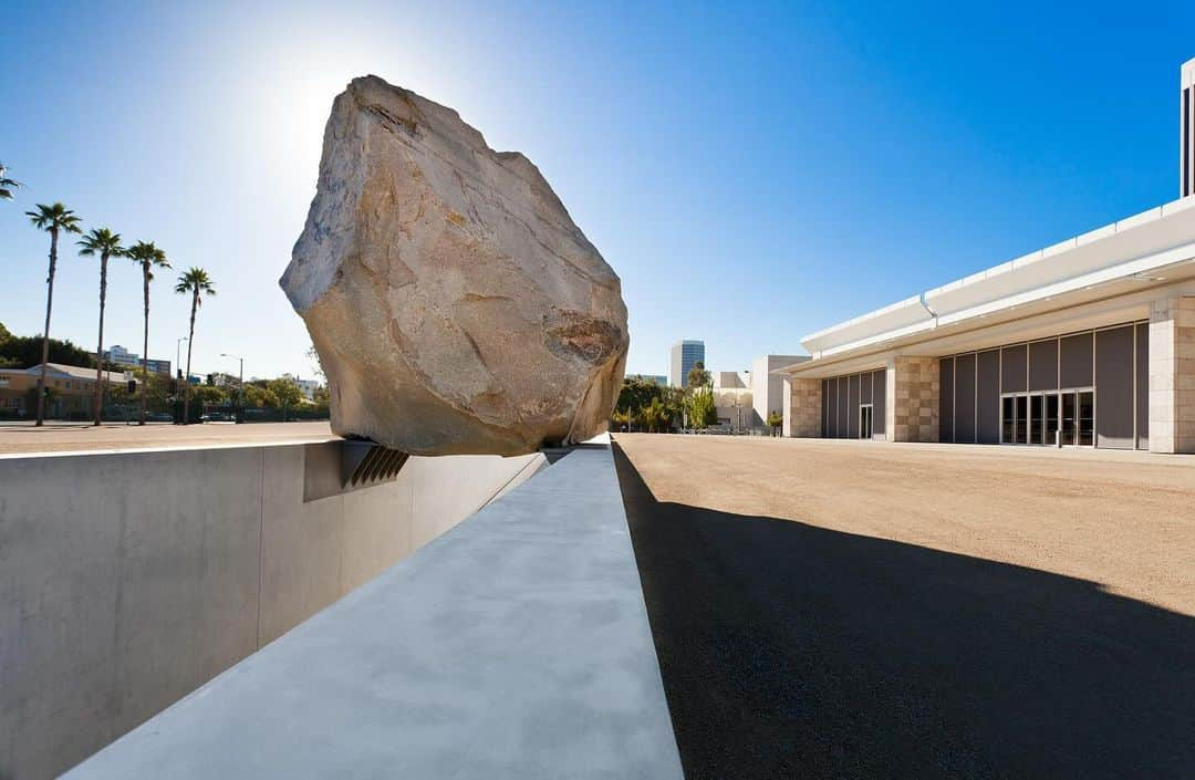 ガゴシアン・ギャラリーさんのインスタグラム写真 - (ガゴシアン・ギャラリーInstagram)「Wishing a happy birthday to Michael Heizer, who was born on this day, November 4, in Berkley, California.  Over the past five decades, Heizer has redefined the possibilities of sculpture through a focus on scale, mass, and process.   Here, we’re highlighting the artist's 2012 work, “Levitated Mass,” a 340-ton granite boulder perched over a narrow outdoor passageway at the Los Angeles County Museum of Art (@lacma). How “Levitated Mass" got there was a work of art in itself, and the topic of a documentary by Doug Pray. In a piece for “Gagosian Quarterly,” Derek Blasberg (@derekblaskberg) discusses the film with Pray in a piece. Follow the link in our bio to read more. __________ #MichaelHeizer #LACMA #GagosianQuarterly #Gagosian Installation views, Michael Heizer, "Levitated Mass," 2012, Los Angeles County Museum of Art. Artwork © Michael Heizer. Photos: © Museum Associates/LACMA」11月4日 23時05分 - gagosian