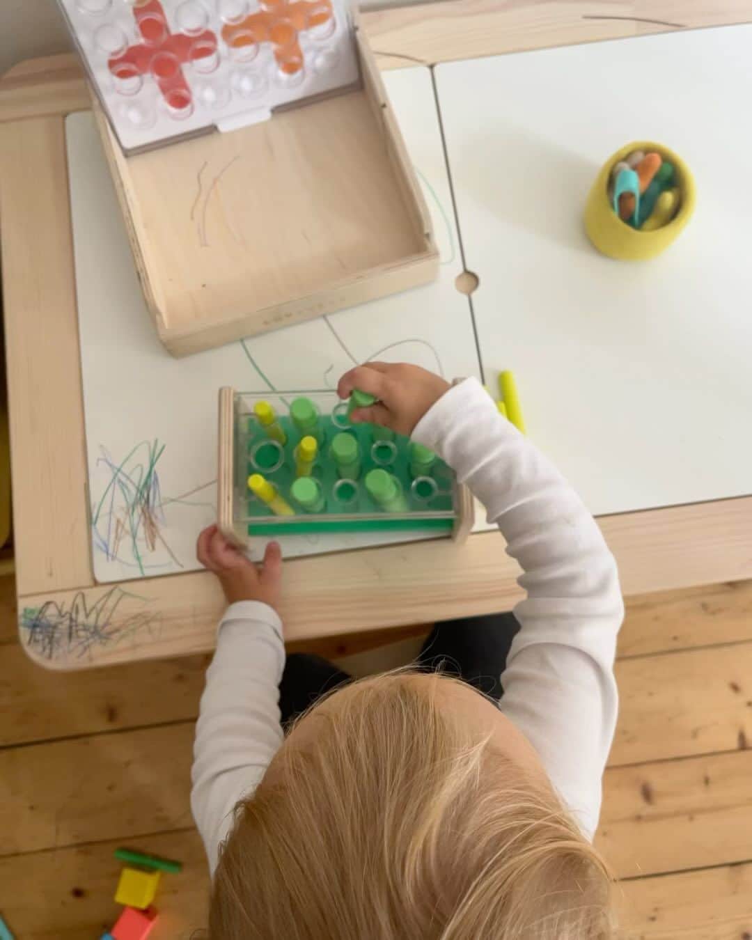 Verena Faisstのインスタグラム：「Bald wirst du schon zwei! Es ist verrückt und kann mir mal jemand sagen wie schnell die Zeit verfliegt?! 😯 Nicht mehr lange wird es dauern, bis du uns die Ohren abkaust und mit deinem Laufrad um die Häuser düst 😅 Wir freuen uns auf die nächsten Schritte & darauf mit @lovevery.de weiterhin, spielerisch die 🌍 zu entdecken. Eure wunderbar nachhaltigen Produkte zaubern unserem kleinen Strolch immer wieder ein Lächeln ins Gesicht 🫶🏼 Thx!!!   Auf das was da noch kommt…. 🤹🏼‍♀️  #kindheit #loveevery #nachhaltigkeit #holzspielzeug #altersgerecht #spieleboxen」