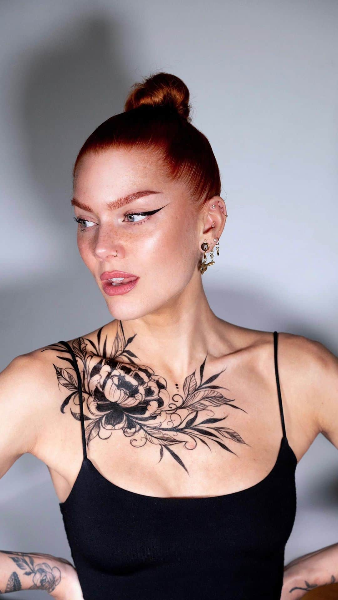 Linda Hallbergのインスタグラム：「Fake tattoo created with Infinity ink 🖤⁠ ⁠ With its precise brush tip combined with even color release, there is no limit to what you can create with the new liquid liner Infinity ink 🖤 Watch Linda getting a fake tattoo painted on her only using Infinity ink. Created by amazingly talented Ewah @madebyewtattooing 🙌」