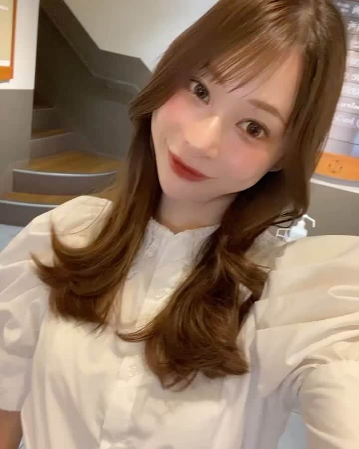 karen okajimaのインスタグラム：「こーゆーヨシンモリのやり方全くわからへん。(1枚目のやつ) 全っ然マスターできない😂笑笑 結局おなじ巻き方なっちゃう、、、 美容師さんって本当にすごい！尊敬する！！ やっぱりエフェクトは盛れるなぁ🥺💓  最近動画1枚じゃリールに変えられるので ついでに最近の友達との動画も貼り逃げ⊂=͟͟͞͞( '-'∩)ｼｭｯ  #ヨシンモリ できるようになりたい笑」