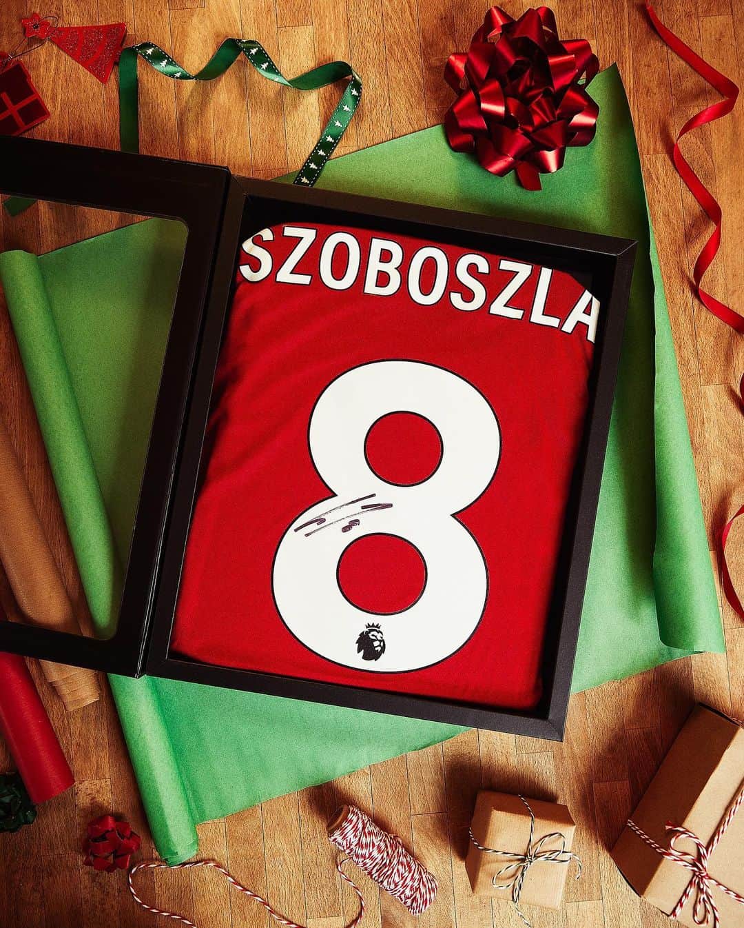 リヴァプールFCさんのインスタグラム写真 - (リヴァプールFCInstagram)「All I want for Christmas… is a signed Szoboszlai shirt 🖋️🔴  #LFC #Liverpool」11月4日 23時21分 - liverpoolfc