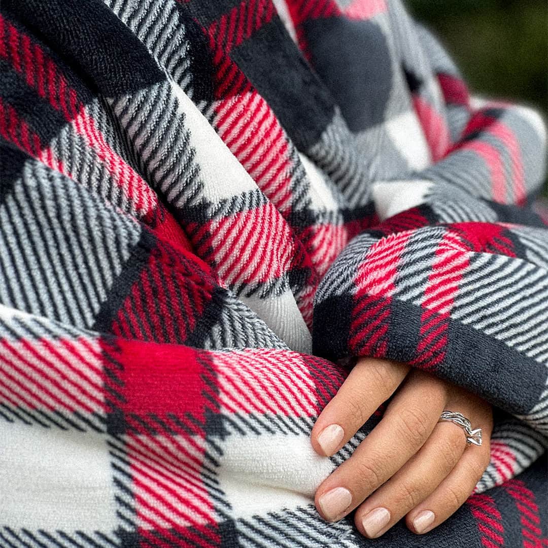 ヴェラブラッドリーのインスタグラム：「You seriously won't believe how soft and warm these blankets are. 🍁☕🖤  #cozy #snuggleseason #verabradley #fireplaceplaid」