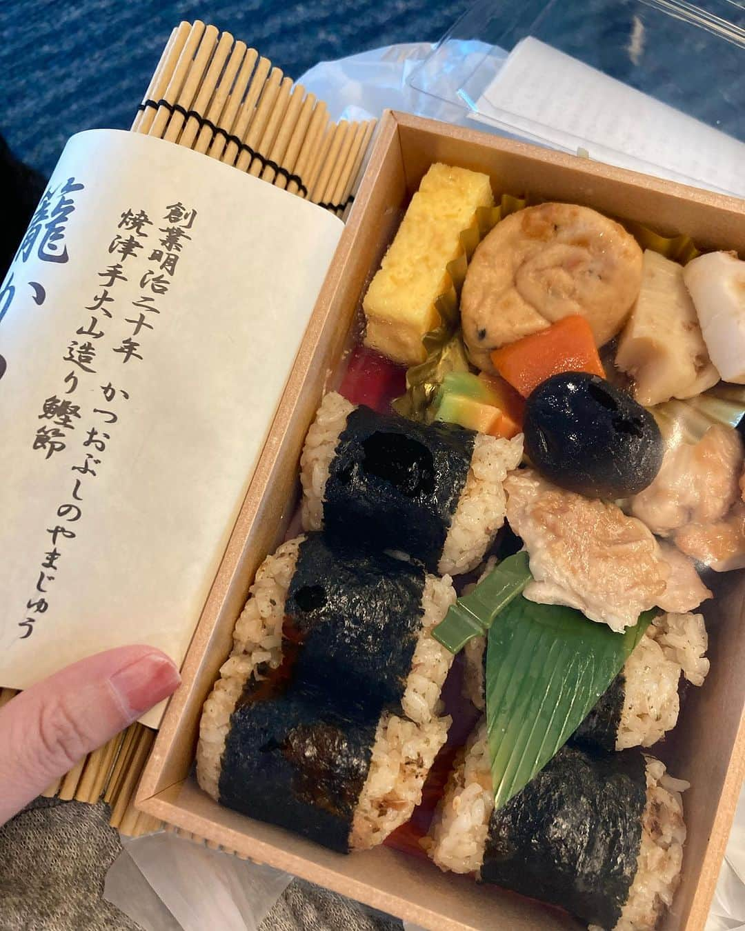 佐伯日菜子さんのインスタグラム写真 - (佐伯日菜子Instagram)「飛行機乗る前に食べたお弁当 もちろん足りない #空弁  #お弁当  #空港 #おにぎり  #おいしかった」11月4日 23時17分 - hinakosaeki