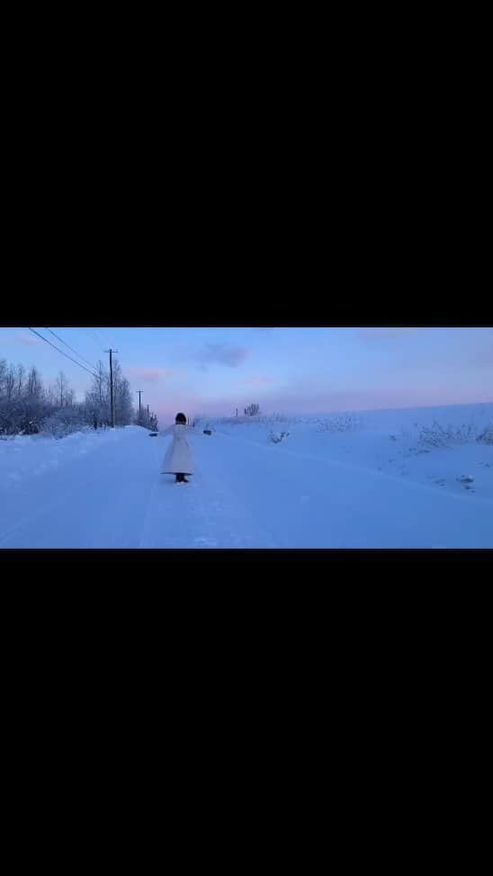岩倉しおりのインスタグラム：「冬の朝。⁡ ⁡⁡⁡⁡ ⁡⁡ ⁡ ⁡⁡ ⁡ ⁡#yutakahirasaka #冬 #winter #北海道 #朝 #morning #雪 #snow #teams_jp_東 #Japan #日本 #リール #reels #reelsinstagram #reelsvideo #reelitfeelit #Japan #InstagramJapan #landscape #indy_photolife #photographer #photo_jpn #bestoftheday #IGersJP #ig_japan #감성사진 #photographylovers #ファインダー越しの私の世界」