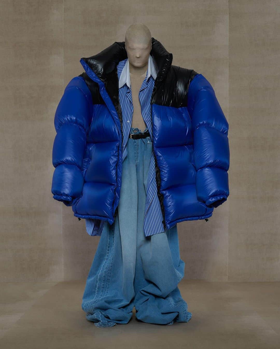 ヴェトモンのインスタグラム：「VETEMENTS SS24 - FIRST DROP COMING SOON…」