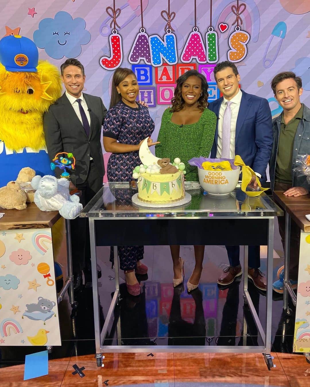 Good Morning Americaのインスタグラム：「Showering Janai with love and well wishes as she embarks on this beautiful journey toward baby number three! 💕👶 #Congrats #BabyShower」