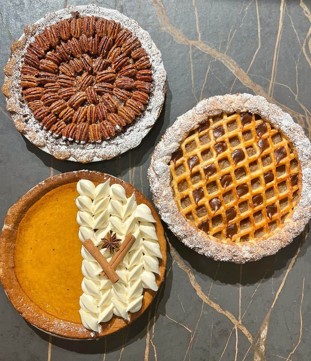 DOMINIQUE ANSEL BAKERYのインスタグラム：「Our Thanksgiving pies are here! Extra Silky Pumpkin Pie (triple strained for a smooth creamy pumpkin custard in a gingerbread crust with vanilla Chantilly); Bourbon Pecan (crunchy toasted pecans with gooey brown sugar molasses in a vanilla sablé crust); and Salted Caramel Apple Pie (with honeycrisp apples in a flaky lattice-topped crust, soft caramel, and Maldon sea salt). Pre-order now for pick-ups TUES 11/21-THURS 11/23, at DominiqueAnselNY.com for SoHo BAKERY pick-ups, and DominiqueAnselWorkshop.com for Flatiron @dominiqueanselworkshop pick-ups. For our new sister shop @dominiqueansellasvegas at @caesarspalace, head to DominiqueAnselLasVegas.com. And yep, we’re shipping nationwide too ✈️ (Bourbon Pecan and Salted Caramel pies only) at DominiqueAnselOnline.com. T-minus 3 weeks til the big day! 🥧🦃🍎」