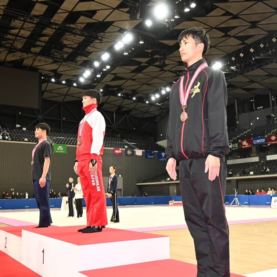 日本体操協会のインスタグラム：「第76回全日本新体操選手権大会🇯🇵10/29 * 男子個人種目別 リング結果 1位　#森谷祐夢　 2位　#尾上達哉　 3位　#堀孝輔　 4位　#東本侑也　 5位　#岩渕緒久斗　 6位　#岡本瑠斗　 7位　#田窪莉久　 8位　#葛西麗音　  大会情報ページ👉️ https://www.jpn-gym.or.jp/rhythmic/event/34999/  #全日本新体操選手権 #2023RGALLJAPAN #新体操 #rhythmicgymnastics #男子新体操 #mensrhythmicgymnastics」