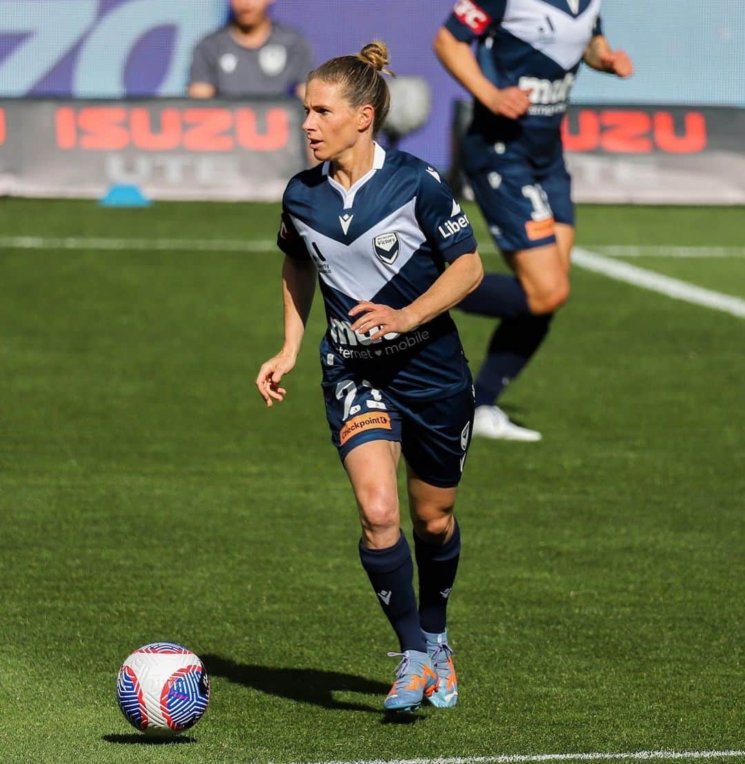 イリース・ケロンド・ナイトのインスタグラム：「Well that was a hoot. Nothing beats that winning feeling and an injury return 💫. Thanks to the fans who came out to support today. Soo fun! @gomvfc 💙🤍」