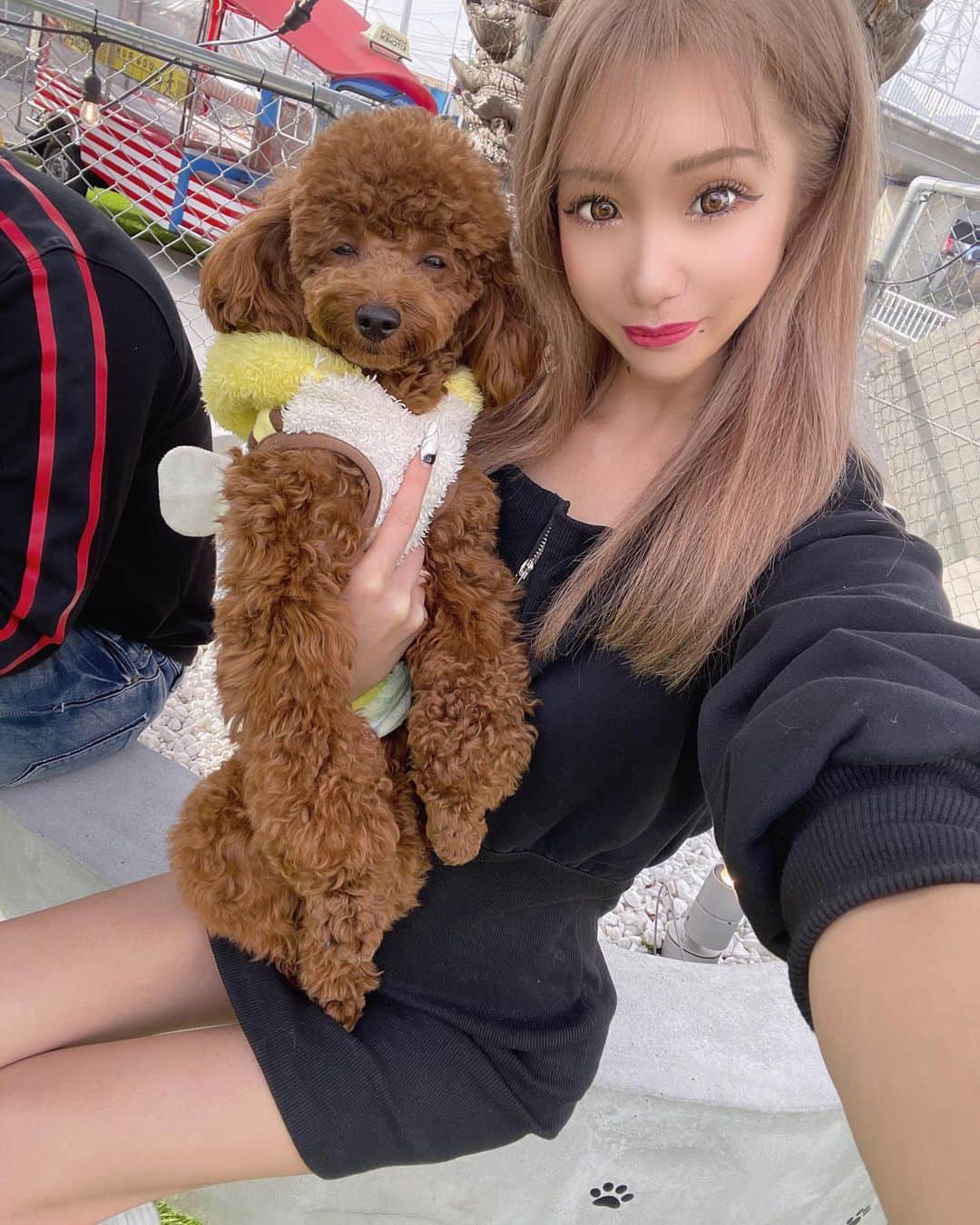 RIIAのインスタグラム：「このcherimiのワンピフードが大きくて可愛い〜💕 体のラインも綺麗に見えるし好き😚 @cherimi_official  いっぱい歩く時とワンコ連れてく時は厚底めのスニカーが多いの👟 身長158㎝でそんなに高くないから😫💦」
