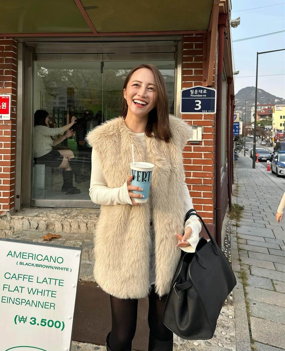 のインスタグラム：「. 10枚では収まりきらない今日のハイライト🎞️💖  ３人での旅行はいっぱい写真があるからいいなあ🤳🏻  気温も暖かくて過ごしやすかった〜 お昼はこのコーデだと少し暑いくらいでした🌞♡ タイツも別に履かなくてもよかった！  #韓国旅行 #韓国カフェ #韓国グルメ」