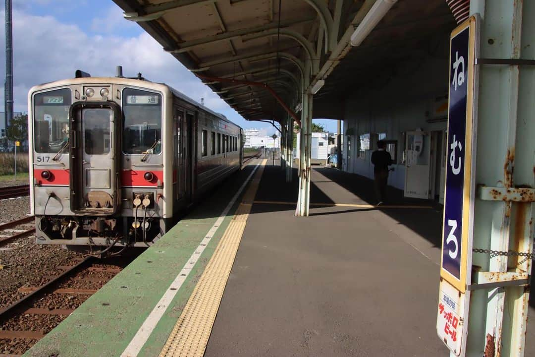 徳永ゆうきのインスタグラム：「. . 初根室！！ . -2023.10.08- . #鉄道写真 #撮り鉄 #鉄道好き #JR北海道 #根室本線 #花咲線 #根室駅 #キハ54形 #気動車 #普通 #ワンマン #釧路行き」