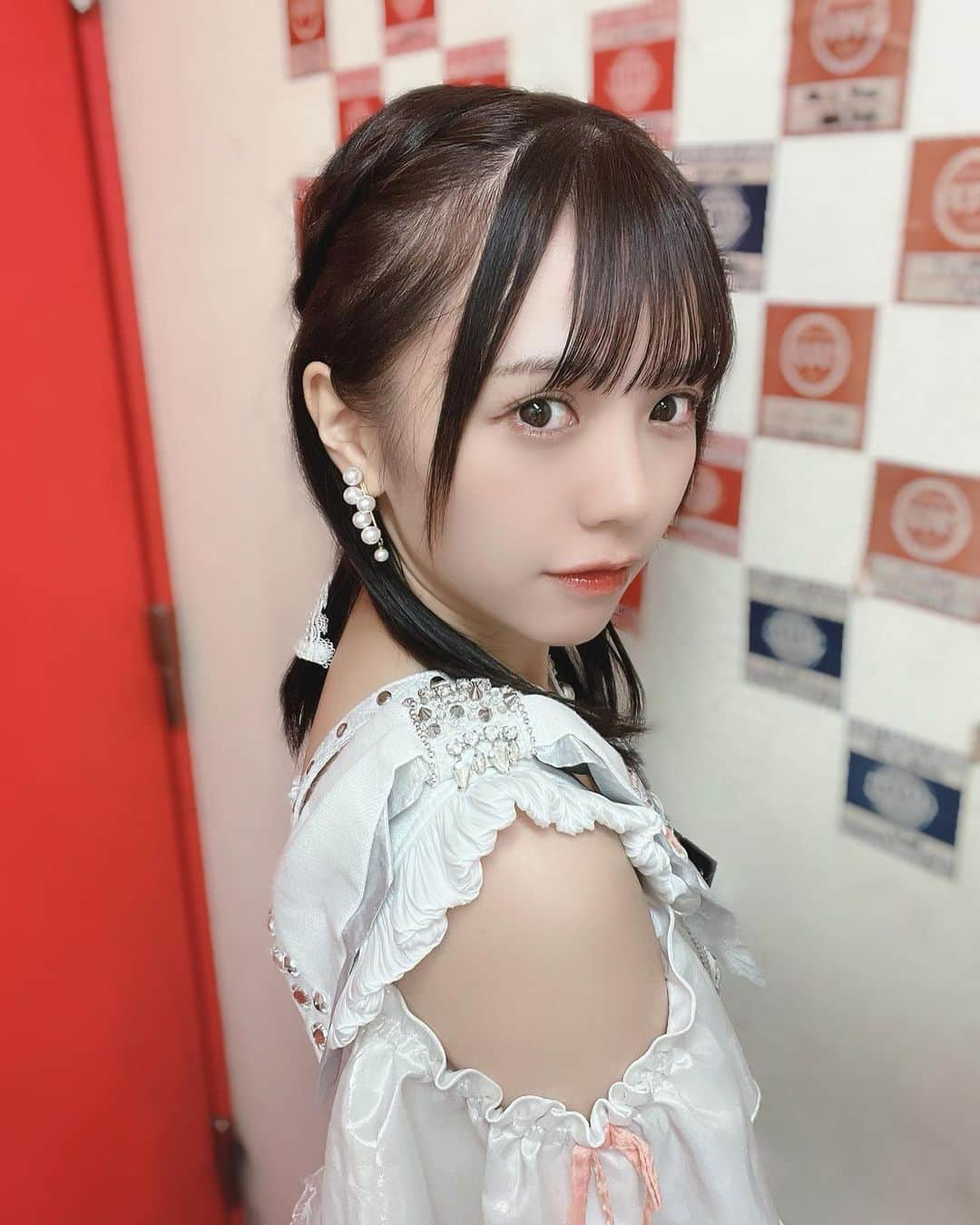 日南遥のインスタグラム：「🐮 ⁡ こんばんは〜 今日はストレートハーフアップしました🧜‍♀️ ⁡ ⁡ #手羽セン全国ツアー2023 宮城公演🐮 ⁡ いつも以上に汗いっぱいかいて アツアツでした、！🔥 たくさんの方にお越し頂けて幸せです🤝🏻 ありがとうございましたー！！ ⁡ ⁡ ライブ前も後もメンバーと 牛タンと笹かまいただきましたよ🥢 牛タンが肉厚なのに柔らかくて 旨味がすごくて美味しかったです🤤 ⁡ また仙台に来ることができて とっても嬉しかった〜！ ⁡ ⁡ あした❕ ⁡ 『手羽セン全国ツアー2023「行く先、手羽先」 神奈川公演』 📍横浜MMブロンテ 16:45開場/17:30開演 ⁡ 4公演目は横浜🐼 ぜひお気軽にお越しくださいー！ ⁡ ⁡ ⁡ 土曜日おつかれさま🍵 またあした〜」